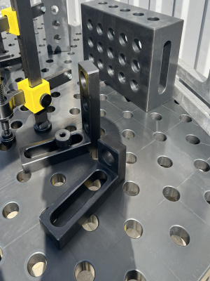 Упорный и крепежный угольник L175 с 3 отверстиями, Азотированный